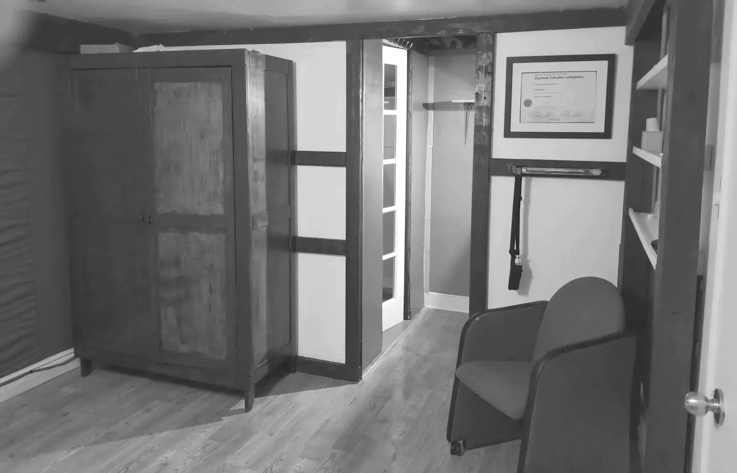 Interior view of the massage and piercing studio of Yan Dubord Massage Therapist Piercer at Berri-UQAM with a grey color filter.